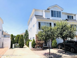 31 Red Cedar Ln Unit 2, Staten Island, NY 10309