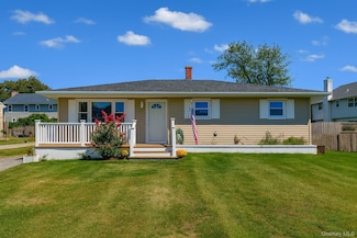 16 Elm Rd E, Mastic Beach, NY 11951
