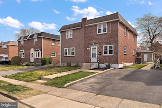 129 W Garrison Rd, Brookhaven, PA 19015