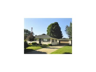 613 Hillcrest Dr, Monticello, IA 52310