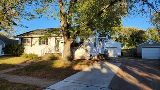 423 Greenwood Dr, Muscatine, IA 52761