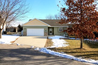 823 Texas Ct NW, Hutchinson, MN 55350