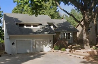 708 SW Savannah Dr, Lees Summit, MO 64081