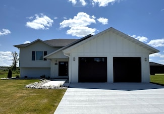 516 Washington St SE, Warroad, MN 56763