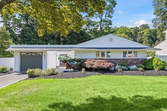 46 Knight Ln, Kings Park, NY 11754