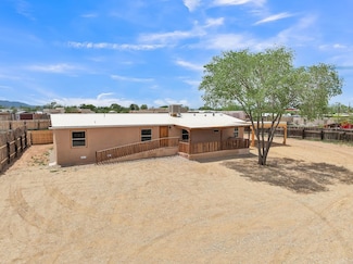 16 Medina Ln, Taos, NM 87571