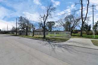 7912 Brays St, Houston, TX 77012