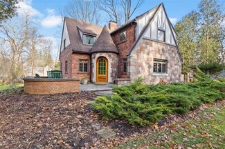 69 W Brook Rd, Pittsford, NY 14534