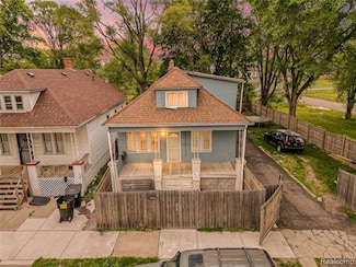 13714 Fenelon St, HamtraMcK, MI 48212