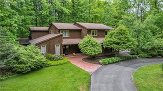 10576 Hemlock Ridge Dr, Chardon, OH 44024
