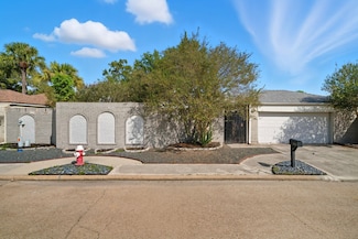 8359 Shadow Wind Dr, Houston, TX 77040
