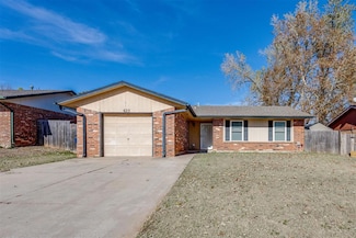 625 W Carson Dr, Mustang, OK 73064