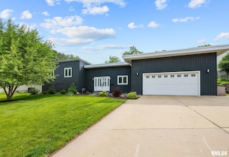 2916 36th St, Moline, IL 61265