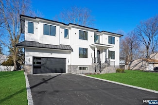 171 Brookfield Ave, Paramus, NJ 07652
