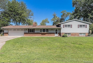 2145 Helmsford Dr, Wolverine Lake, MI 48390