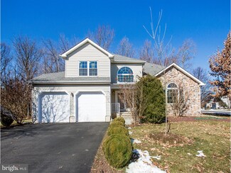 2 Airdale Dr, Kendall Park, NJ 08824