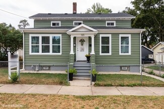 165 Seneca St, Elgin, IL 60120