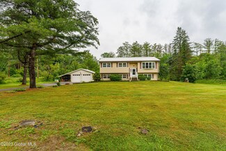 1 Rose Hill Ct, Burnt Hills, NY 12027