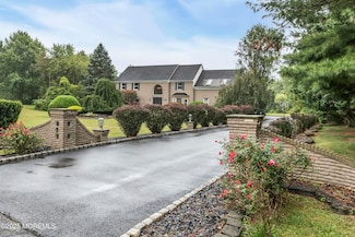 5 Queen Ct, Manalapan, NJ 07726