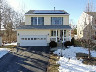 15 Red Oak Dr, Schenectady, NY 12302