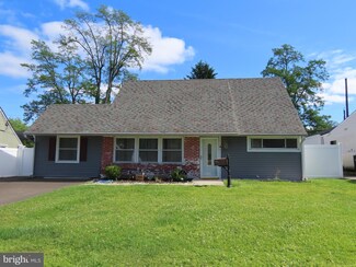 17 Indigo Rd, Levittown, PA 19057