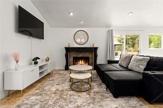 20300 Oxnard St, Woodland Hills, CA 91367