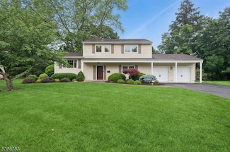 6 Stevens Rd, Kendall Park, NJ 08824