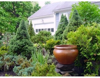 19 Carriage Ln, Amherst, MA 01002