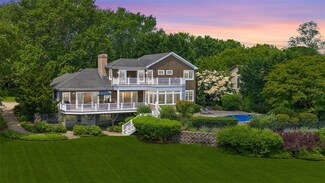 40 Overlook Dr, Aquebogue, NY 11931