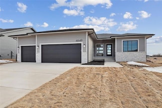 4649 177th St, Urbandale, IA 50323