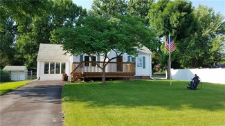 805 School St, Carlisle, IA 50047