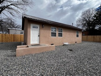 1207 Taos Ln, Española, NM 87532
