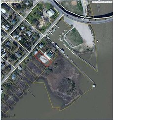 8 Battery Park Ln, Apalachicola, FL 32320