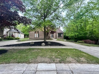 6880 Burtonwood Dr, West Bloomfield, MI 48322