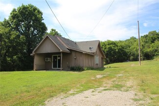 212 W 8th St, Yellville, AR 72687