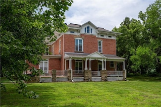 911 Housatonic St, Burlington, KS 66839
