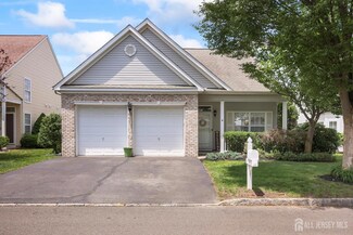 4 Holly Manor Ct, Helmetta, NJ 08828