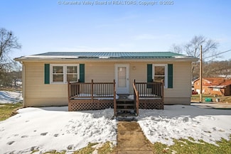 96 Orchard Dr, Nitro, WV 25143