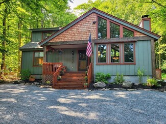 2261 Hillcrest Dr, Pocono Pines, PA 18350