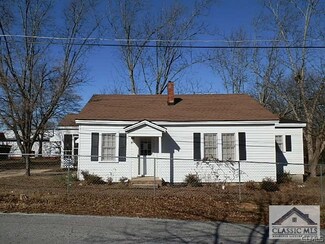 140 Carlton St, Royston, GA 30662