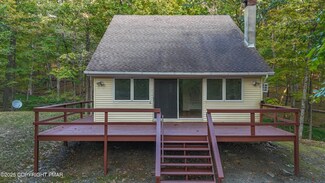 326 Otter Ct, Bushkill, PA 18324