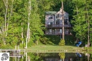 19500 Pleasant View Rd, Lake Ann, MI 49650
