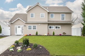 98 Hardy Ln, Westbury, NY 11590