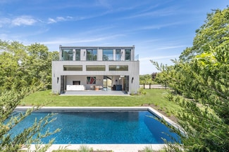 5 Ridge Ln, Hampton Bays, NY 11946