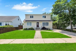 581 S 14th St, Lindenhurst, NY 11757
