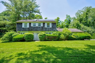 19 Pettit Dr, Dix Hills, NY 11746