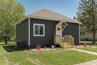 636 3rd Ave NE, Mazeppa, MN 55956