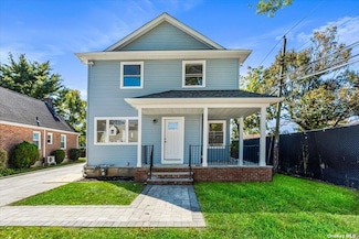23 Flower Ln, New Hyde Park, NY 11040