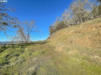 611 N View Dr, Roseburg North, OR 97495