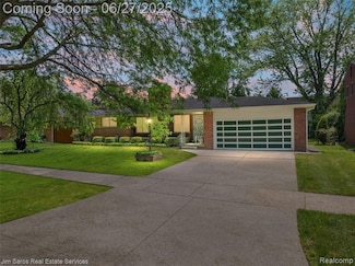 693 Anita Ave, Grosse Pointe Woods, MI 48236